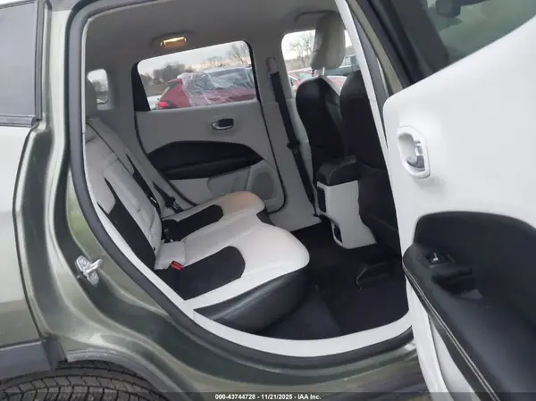 3C4NJDBB4JT153266 2018 JEEP COMPASS - Image 8