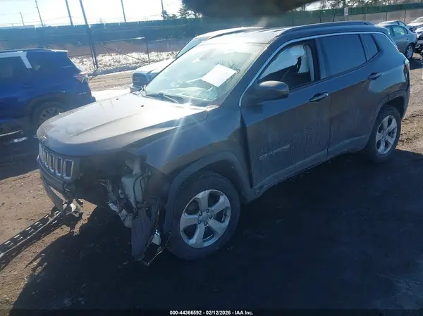3C4NJDBB4JT252461 2018 JEEP COMPASS - Image 2