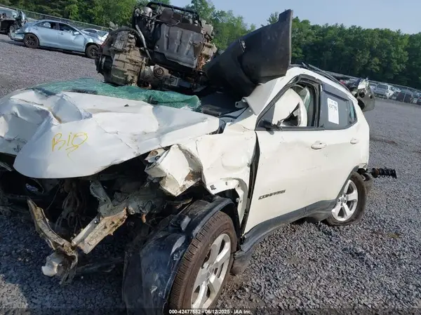 3C4NJDBB4JT270975 2018 JEEP COMPASS - Image 2