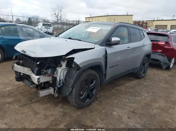 3C4NJDBB4JT304106 2018 JEEP COMPASS - Image 2