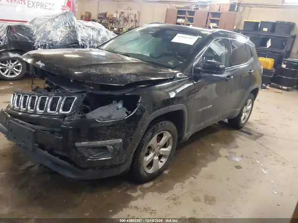 3C4NJDBB4JT342547 2018 JEEP COMPASS - Image 2