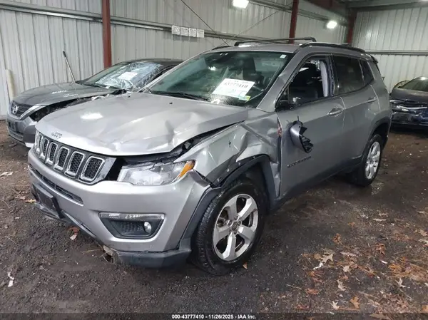 3C4NJDBB4JT484221 2018 JEEP COMPASS - Image 2