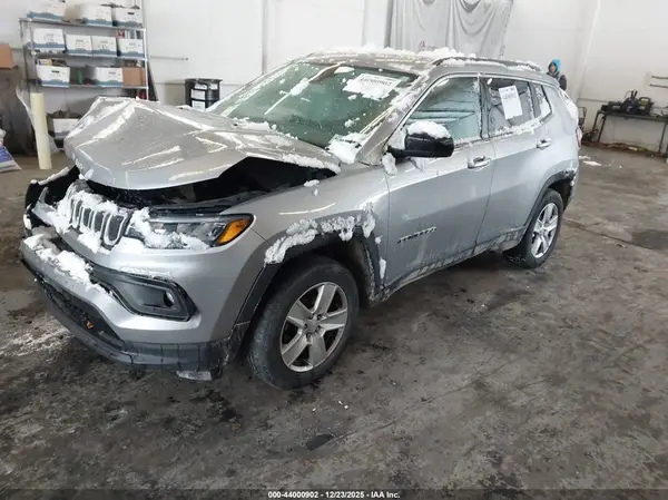 3C4NJDBB4NT136733 2022 JEEP COMPASS - Image 2