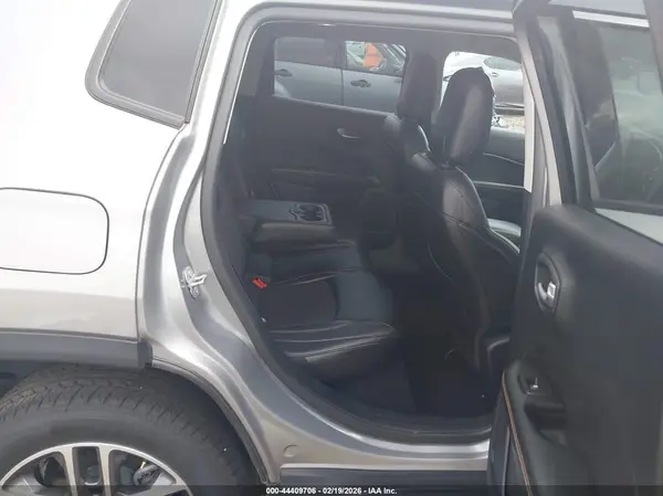 3C4NJDBB5JT114198 2018 JEEP COMPASS - Image 8