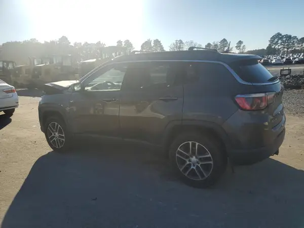 3C4NJDBB5JT154717 2018 JEEP COMPASS - Image 2