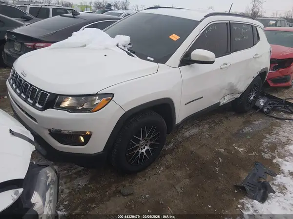 3C4NJDBB5JT176586 2018 JEEP COMPASS - Image 2