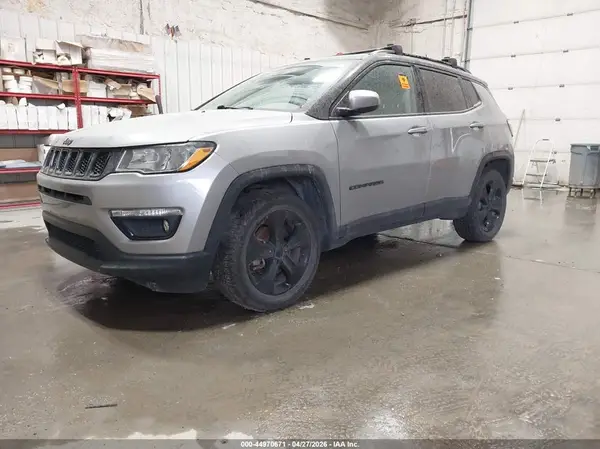3C4NJDBB5JT323957 2018 JEEP COMPASS - Image 2