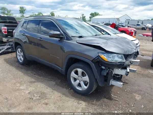 3C4NJDBB5JT355582 2018 JEEP COMPASS - Image 1