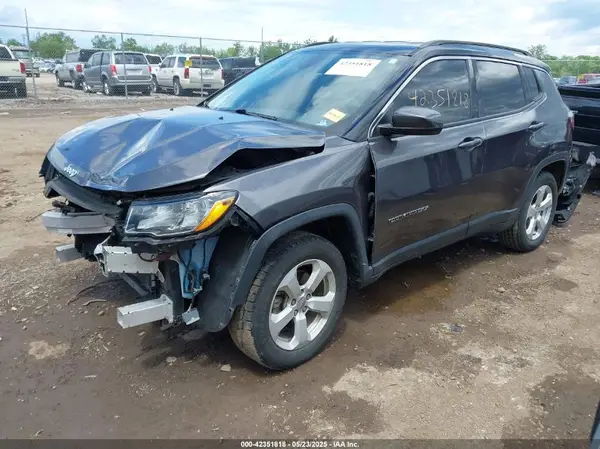 3C4NJDBB5JT355582 2018 JEEP COMPASS - Image 2