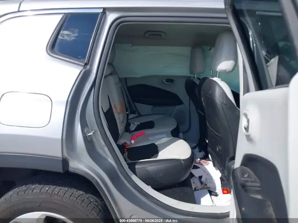 3C4NJDBB5KT813395 2019 JEEP COMPASS - Image 8