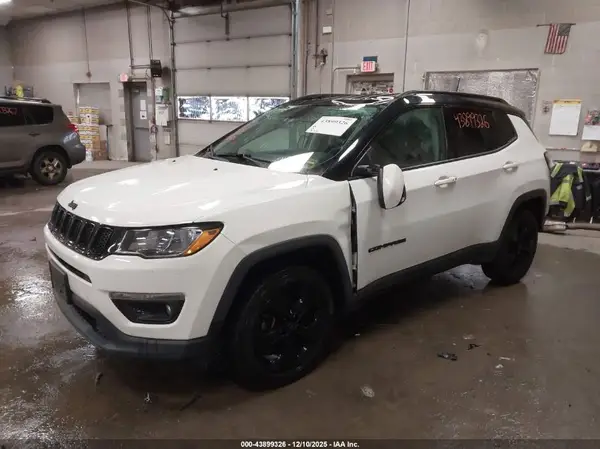 3C4NJDBB6JT304043 2018 JEEP COMPASS - Image 2