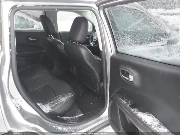 3C4NJDBB6JT360824 2018 JEEP COMPASS - Image 8