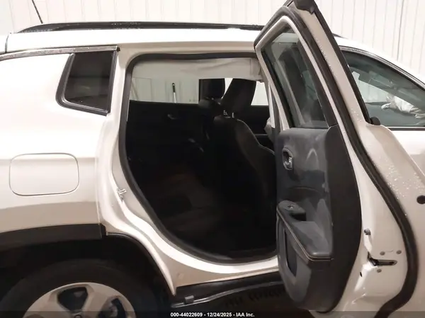 3C4NJDBB6JT361021 2018 JEEP COMPASS - Image 8