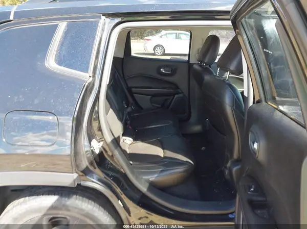 3C4NJDBB6JT403168 2018 JEEP COMPASS - Image 8