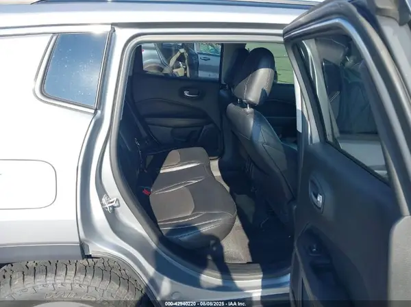 3C4NJDBB7JT112436 2018 JEEP COMPASS - Image 8