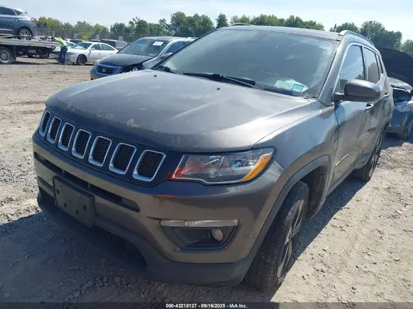 3C4NJDBB7JT114493 2018 JEEP COMPASS - Image 2