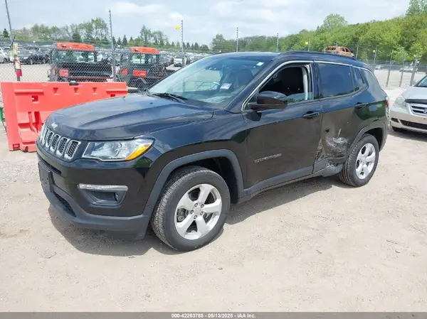 3C4NJDBB7JT138910 2018 JEEP COMPASS - Image 2