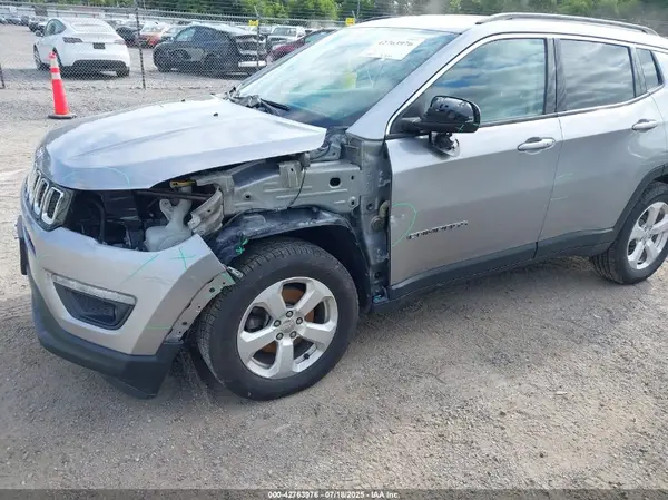 3C4NJDBB7JT192031 2018 JEEP COMPASS - Image 2