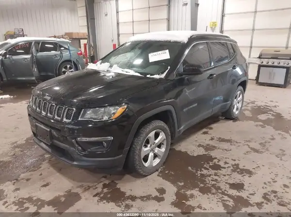 3C4NJDBB7JT199707 2018 JEEP COMPASS - Image 2