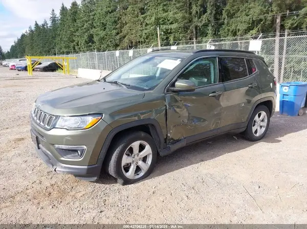 3C4NJDBB7JT261252 2018 JEEP COMPASS - Image 2