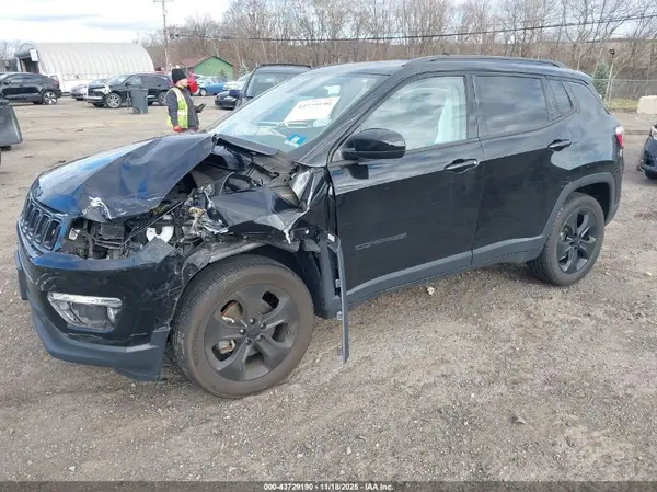 3C4NJDBB7JT325743 2018 JEEP COMPASS - Image 2