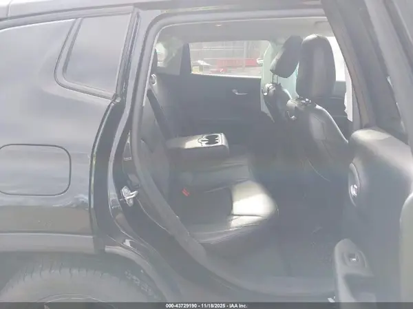 3C4NJDBB7JT325743 2018 JEEP COMPASS - Image 8