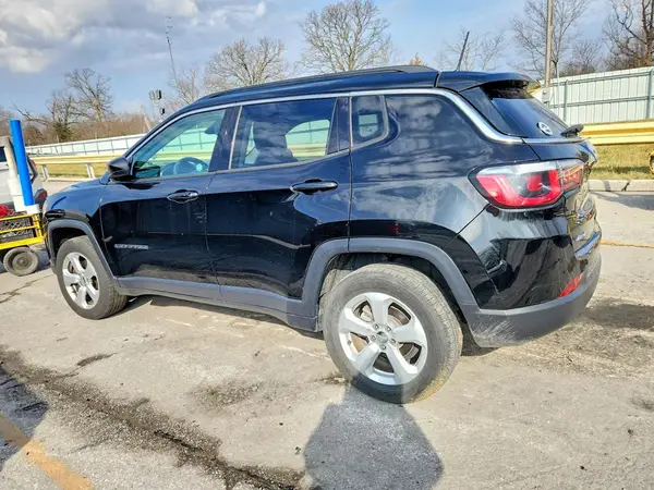 3C4NJDBB8JT111943 2018 JEEP COMPASS - Image 2