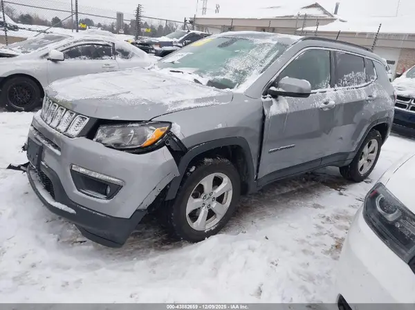 3C4NJDBB8JT112039 2018 JEEP COMPASS - Image 2