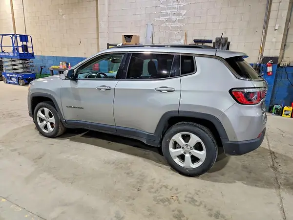 3C4NJDBB8JT112655 2018 JEEP COMPASS - Image 2