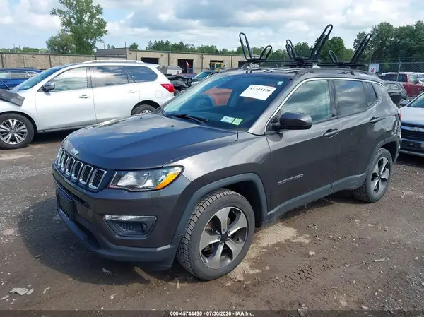 3C4NJDBB8JT143503 2018 JEEP COMPASS - Image 2