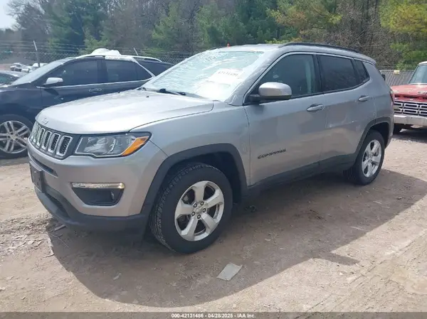 3C4NJDBB8JT180762 2018 JEEP COMPASS - Image 2