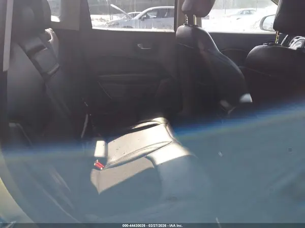 3C4NJDBB8JT239910 2018 JEEP COMPASS - Image 8