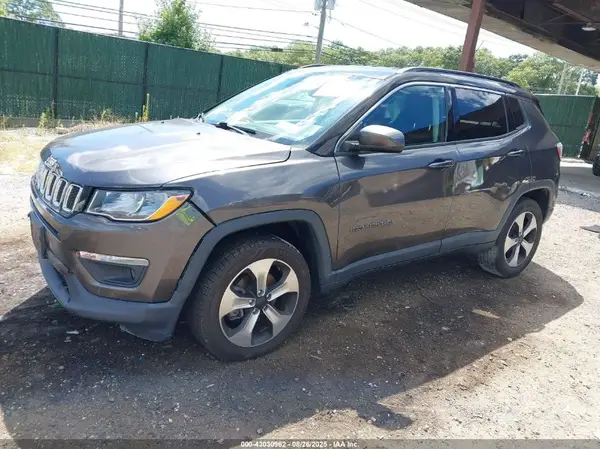 3C4NJDBB8JT245724 2018 JEEP COMPASS - Image 2