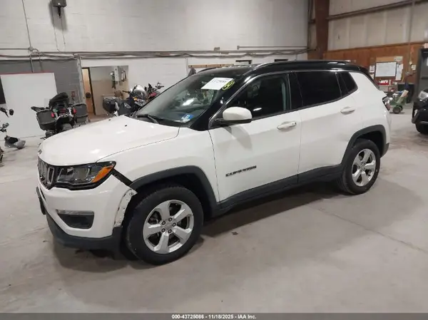 3C4NJDBB8JT252477 2018 JEEP COMPASS - Image 2