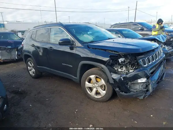 3C4NJDBB8JT256657 2018 JEEP COMPASS - Image 1