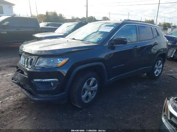 3C4NJDBB8JT256657 2018 JEEP COMPASS - Image 2
