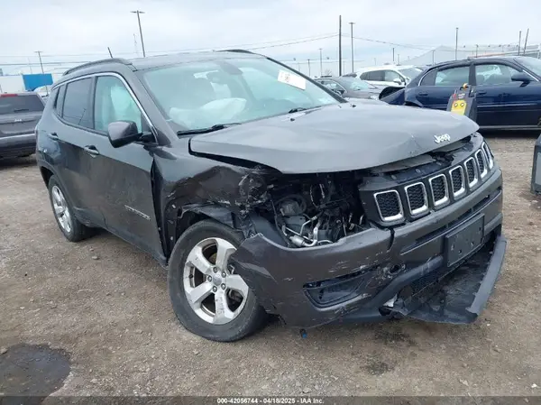 3C4NJDBB8JT307154 2018 JEEP COMPASS - Image 1
