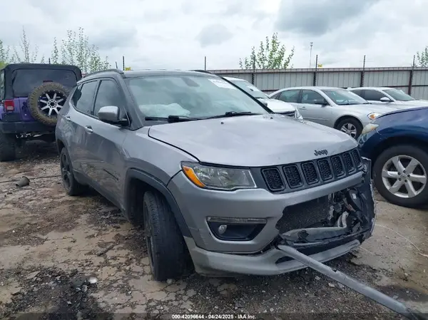 3C4NJDBB8JT323967 2018 JEEP COMPASS - Image 1