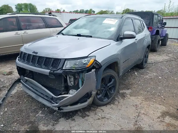 3C4NJDBB8JT323967 2018 JEEP COMPASS - Image 2