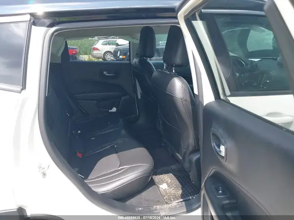 3C4NJDBB8JT326318 2018 JEEP COMPASS - Image 8