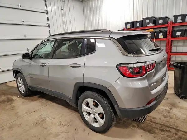 3C4NJDBB8JT336363 2018 JEEP COMPASS - Image 2