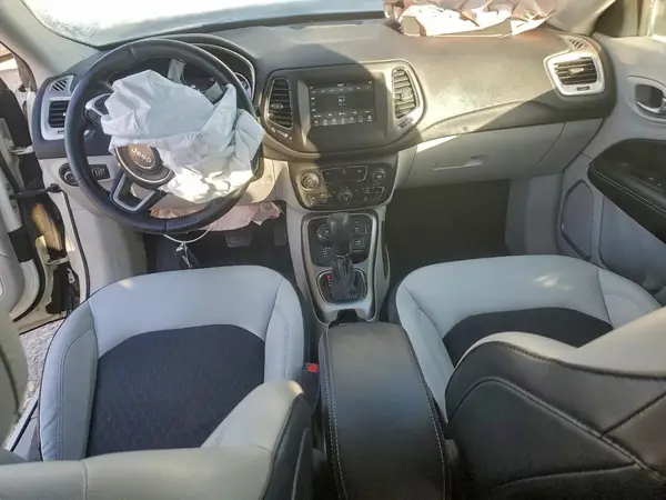 3C4NJDBB8JT349629 2018 JEEP COMPASS - Image 8