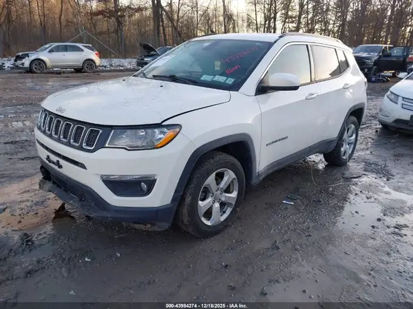 3C4NJDBB8JT349761 2018 JEEP COMPASS - Image 2