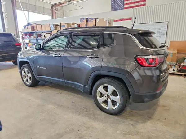 3C4NJDBB8JT355284 2018 JEEP COMPASS - Image 2