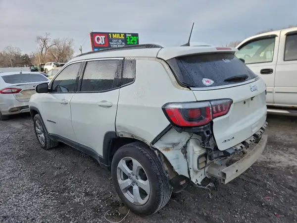 3C4NJDBB8JT392772 2018 JEEP COMPASS - Image 2