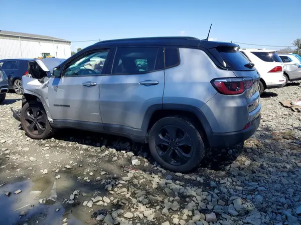 3C4NJDBB8JT432607 2018 JEEP COMPASS - Image 2
