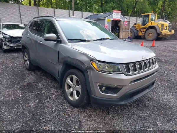 3C4NJDBB8JT434339 2018 JEEP COMPASS - Image 1