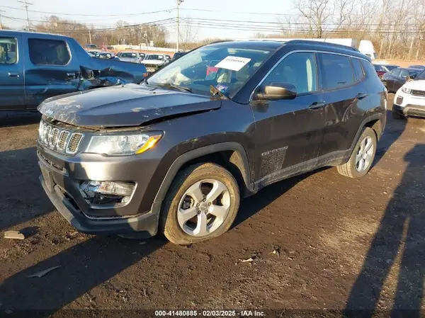 3C4NJDBB8KT768355 2019 JEEP COMPASS - Image 2