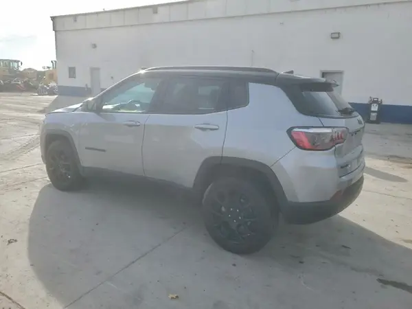 3C4NJDBB8NT230940 2022 JEEP COMPASS - Image 2
