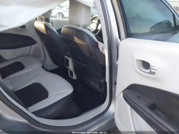 3C4NJDBB9JT140674 2018 JEEP COMPASS - Image 8